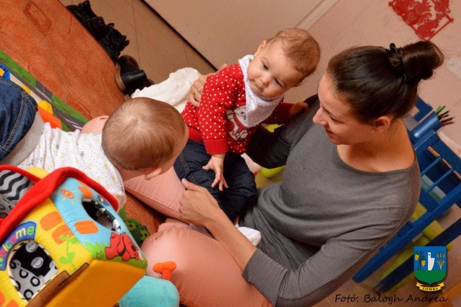 Védőnői szolgálat és babajátszó