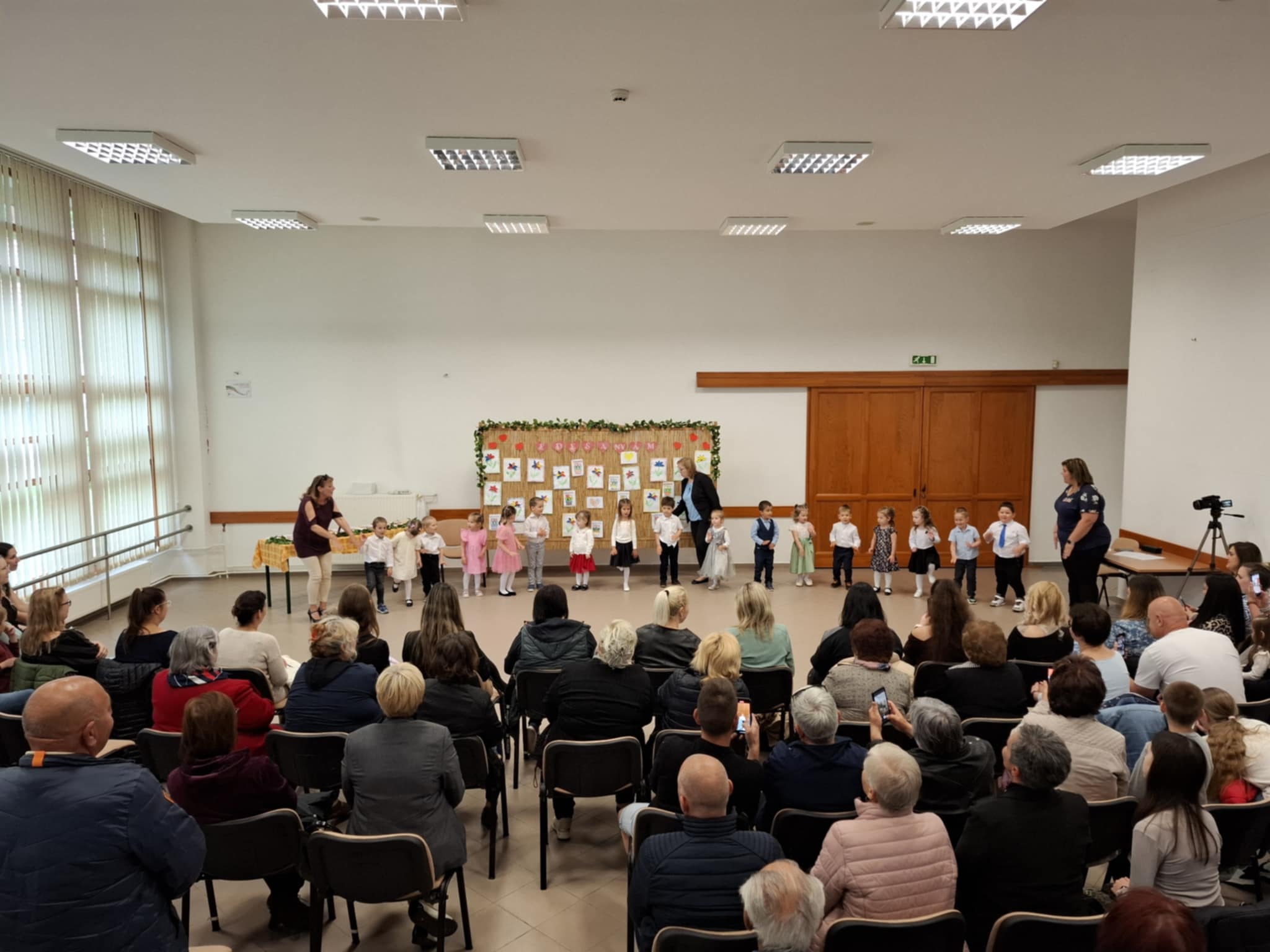 Zombai Körzeti Óvoda (Pillangó csoport) anyák napi műsora